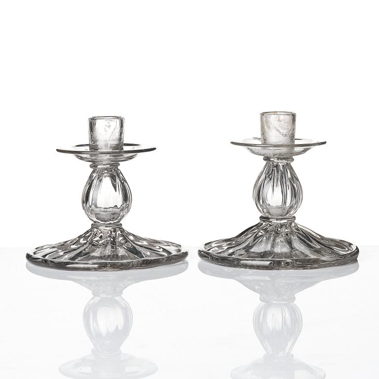 Ljusstakar, ett par, glas. Möjligen Kosta, 1800-tal.