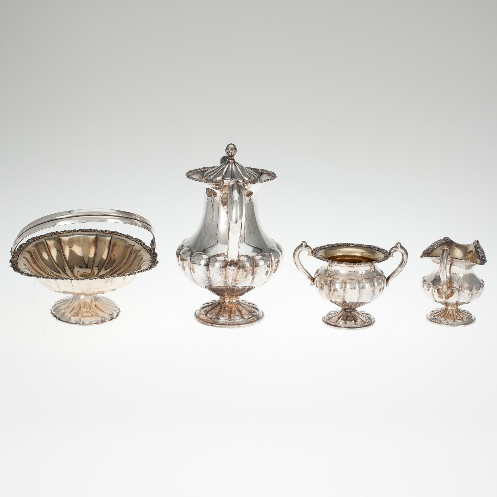 KAFFESERVIS, 4 delar i ursprunglig förvaringslåda. 813 silver. Finska Guldsmeds Ab, Helsingfors 1937. Silvervikt 1650 g.