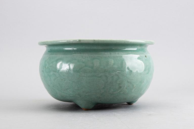 A Chinese celadon porcelain Qing dynasty cencer.