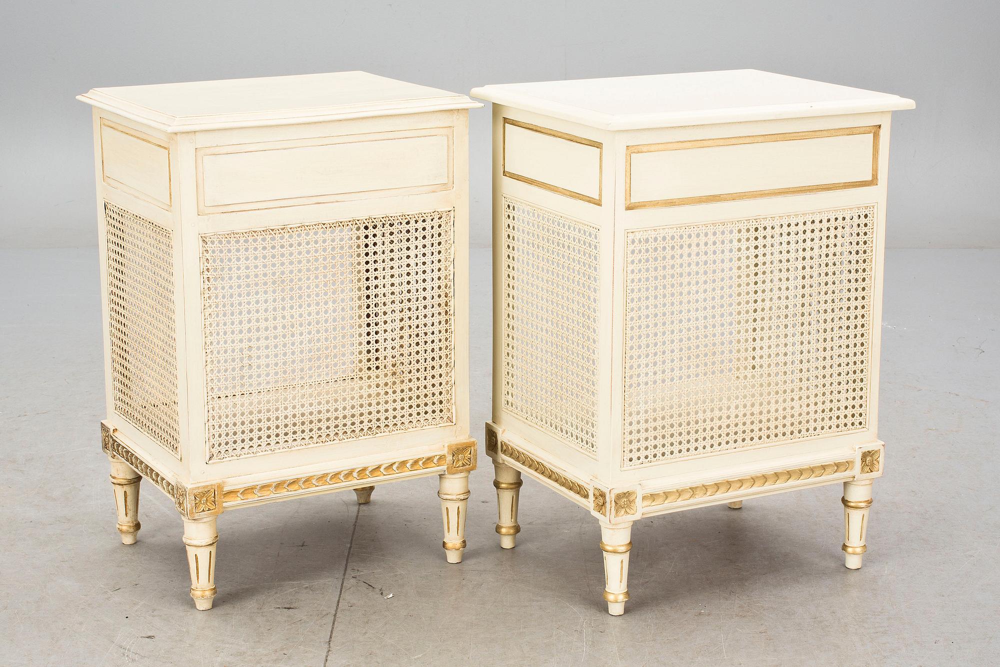 NATTDUKSBORD, 2 st snarlika. Gustaviansk stil. 1900-talets slut.