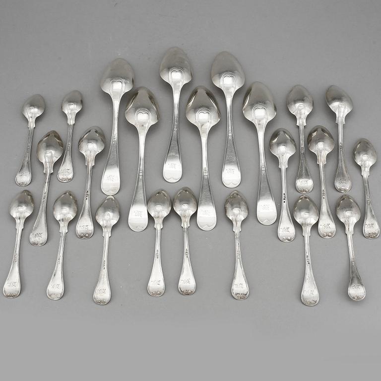 SERVISDELAR, 23 stycken, silver, "Fransk lilja", bla Johan Petter Hedman, Norrköping, 1836. Vikt ca 523g.