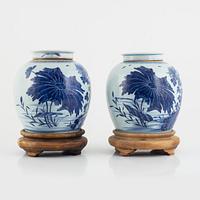 A pair of blue and white porcelain jars with cover, Qing dynasty, 19th century.