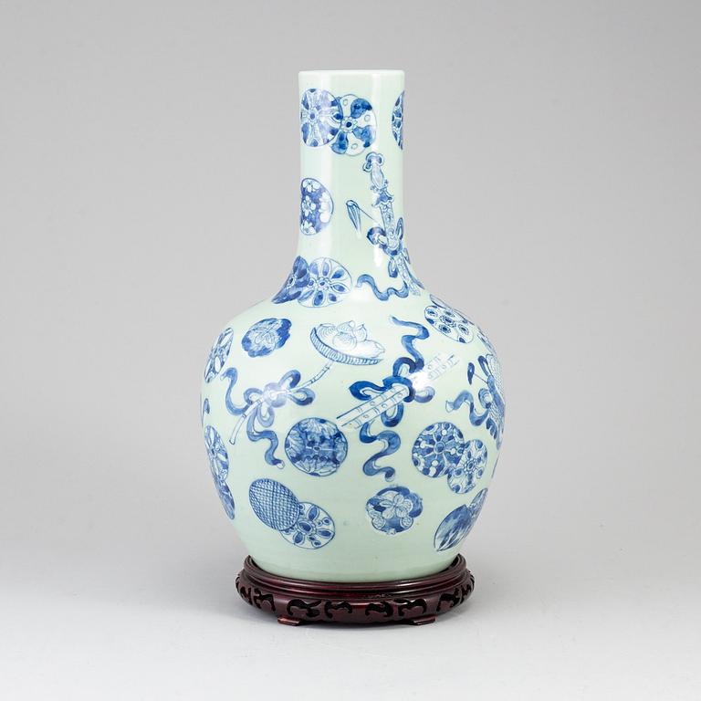 A blue and white tianqiuping vase, Qing dynasty, late 19th/early 20th century.