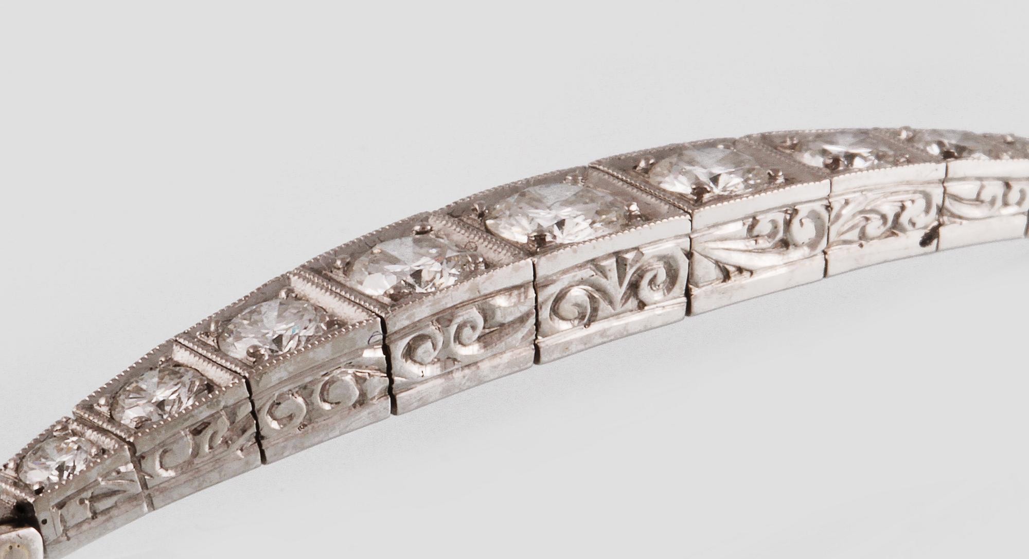 ARMLÄNK, vitguld med 9 briljantslipade diamanter, ca 0.99 ct,  Gustav Dahlgren & Co, Malmö, 1955. Vikt 9,8 gram.
