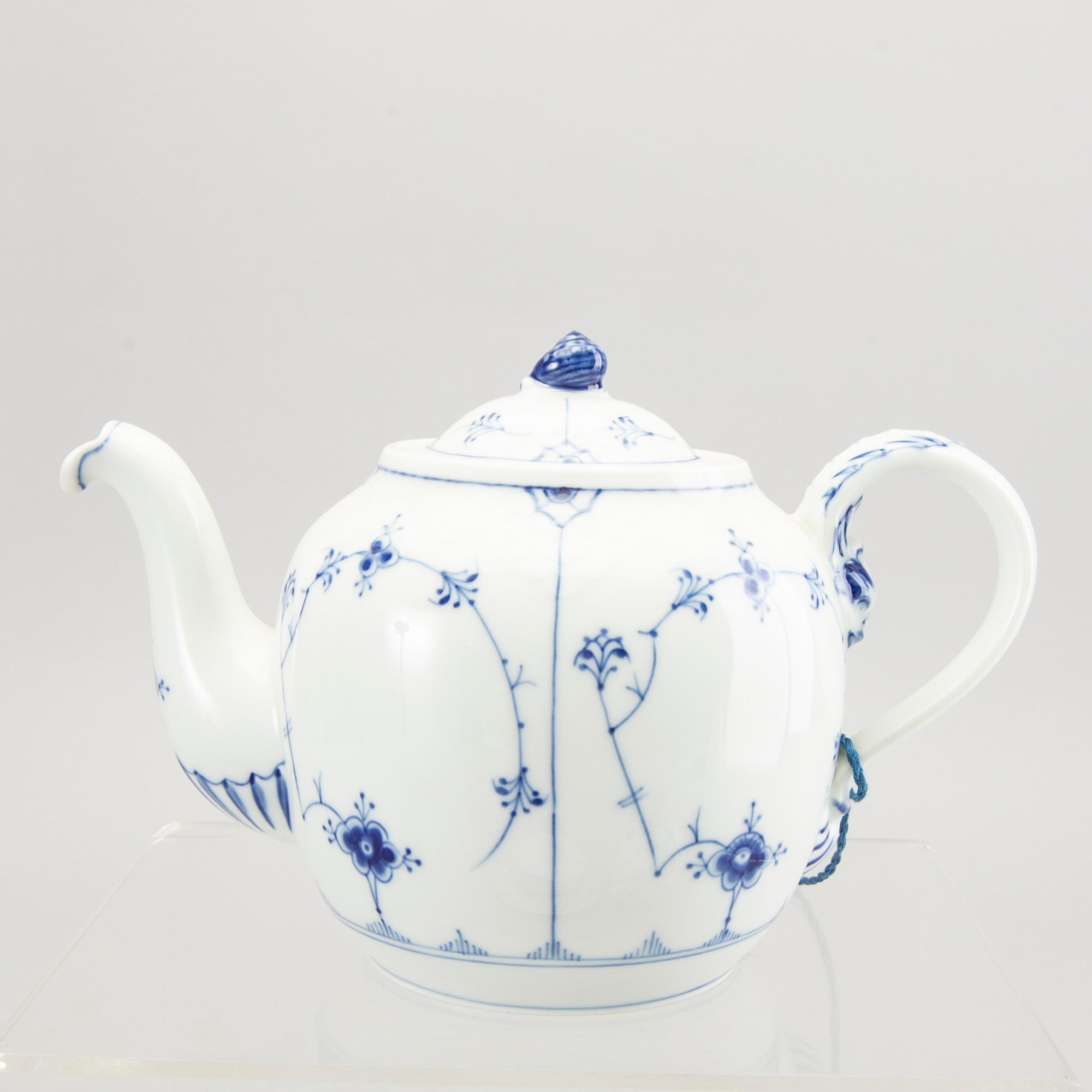 A 26 pcs Musselmalet tea service  from Bing & Gröndahl Denmark later part of the 20th century.