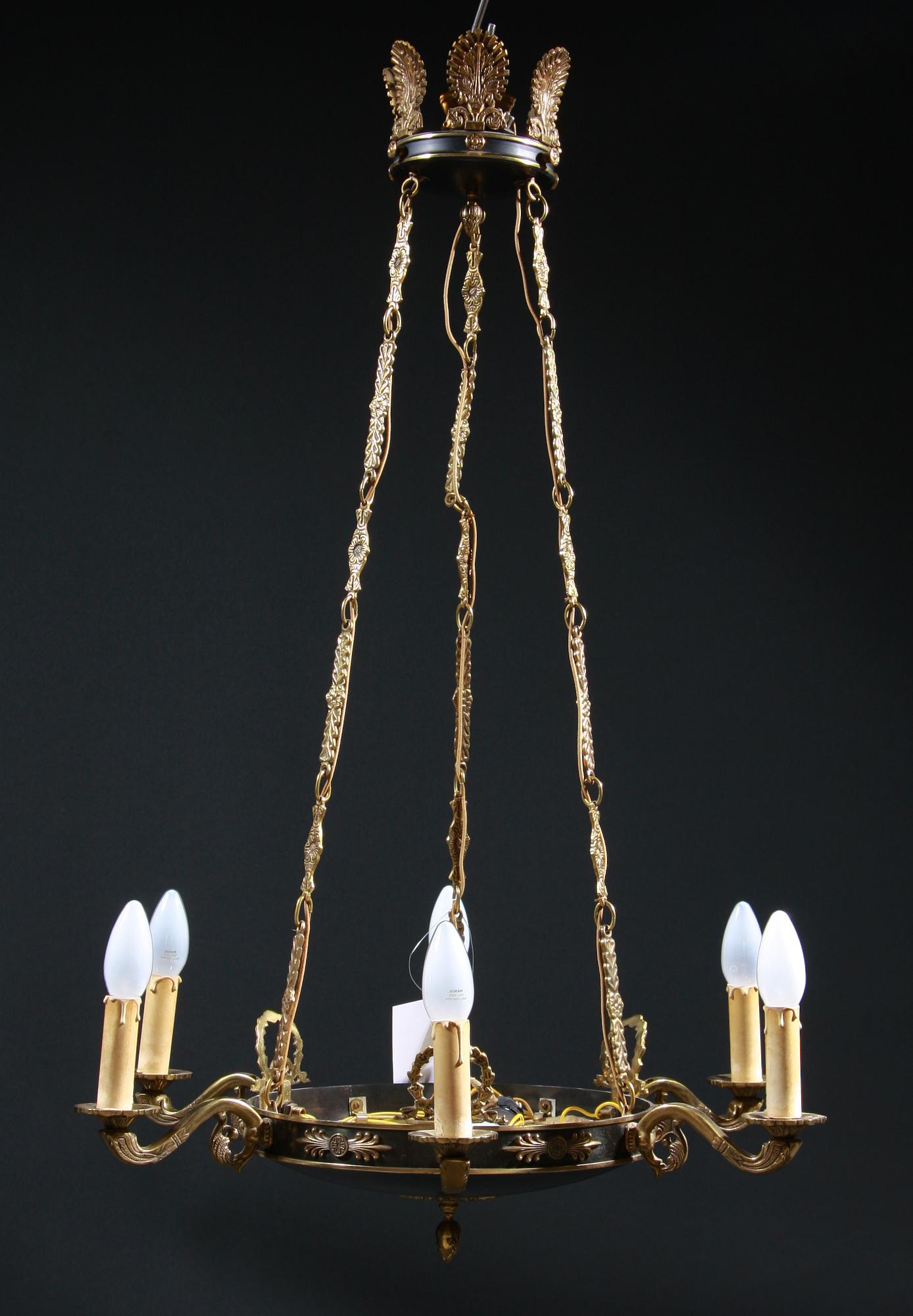 TAKAMPEL, mässing, empirestil, 1900-talets mitt. Diam tot 62.