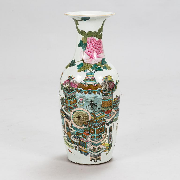 A large Chinese famille rose porcelain floor vase, eary 20th century.