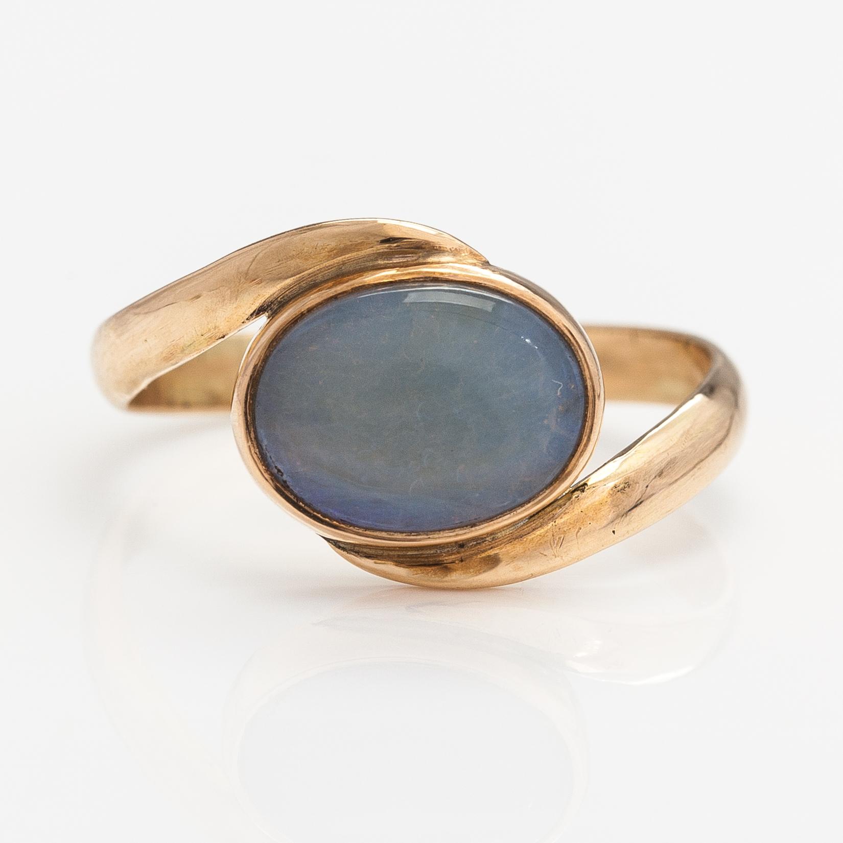 A 14K gold ring with an opal. Lagercrantz Jewellery, Tammisaari 2012.