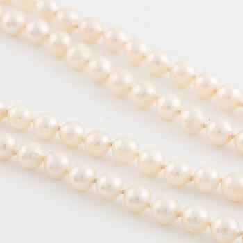 Cultured pearl necklace, clasp 18K gold with brilliant cut diamonds.