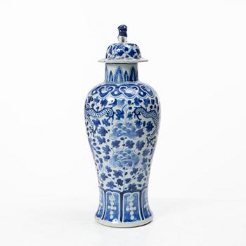 Urna med lock, porslin, Kina, Qingdynastin, 1800-tal.