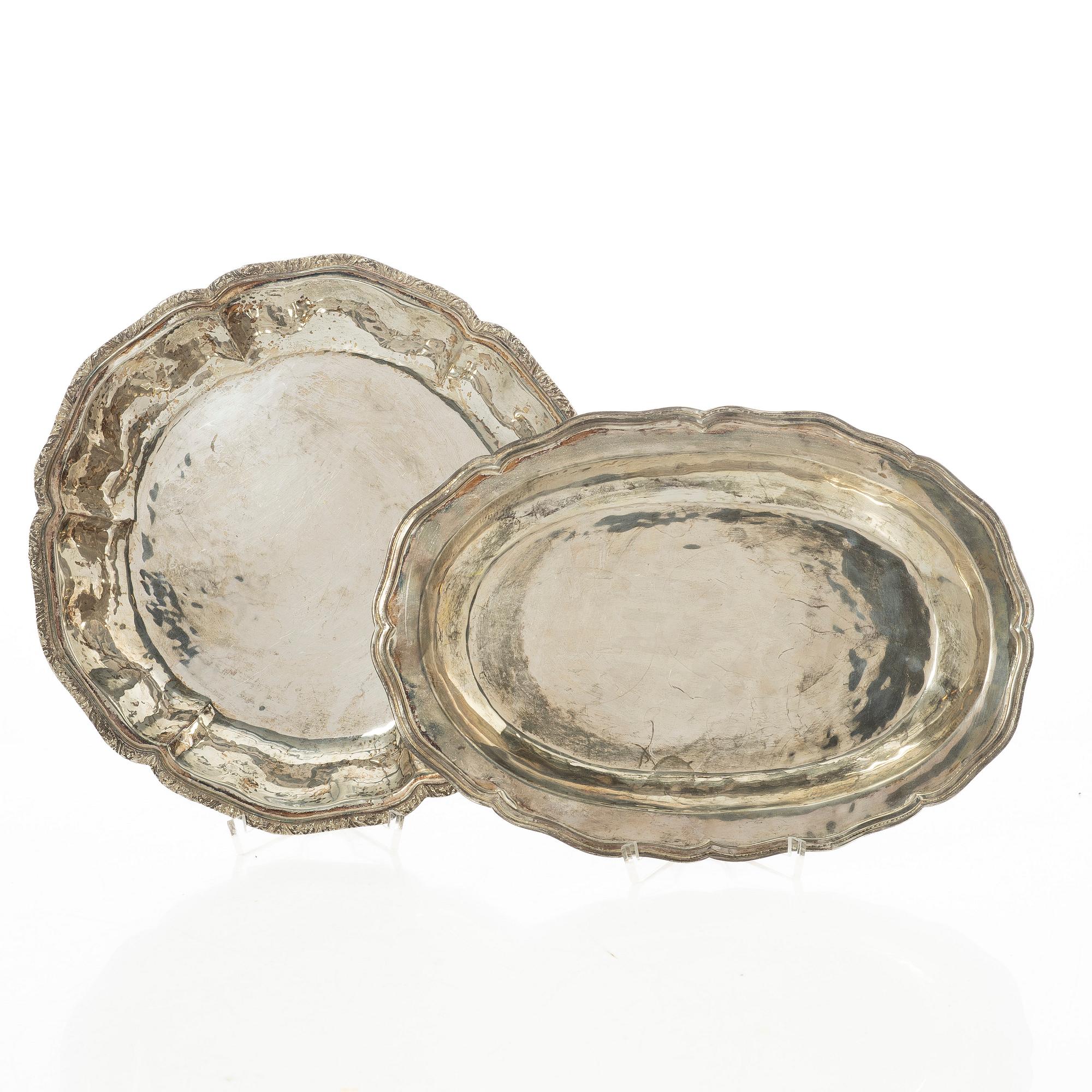 A pair of silver dishes, 20th century.