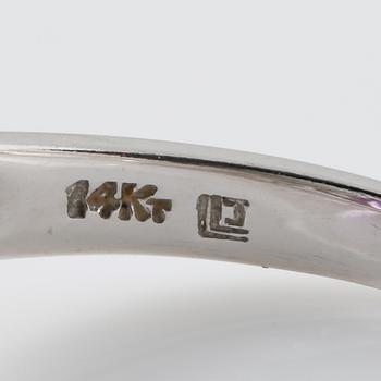 RING, 18K vitguld med 6 briljantslipade diamanter samt ovalsslipad ametist. Vikt 2,8 gram.