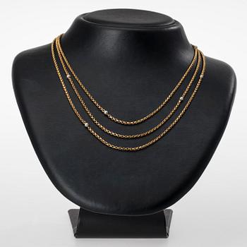 416. A NECKLACE, 18K gold, natural pearls 9 pcs c. 3 mm. Early 1900 s. Length 145 cm. Weight 27,6 g.