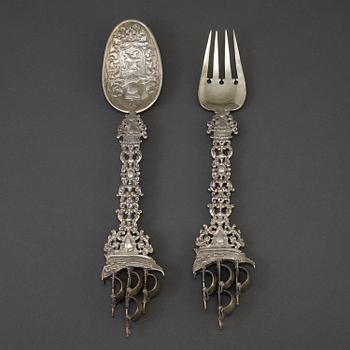 A German silver (935) serving fork and spoon. English import hallmarks London, 1900.