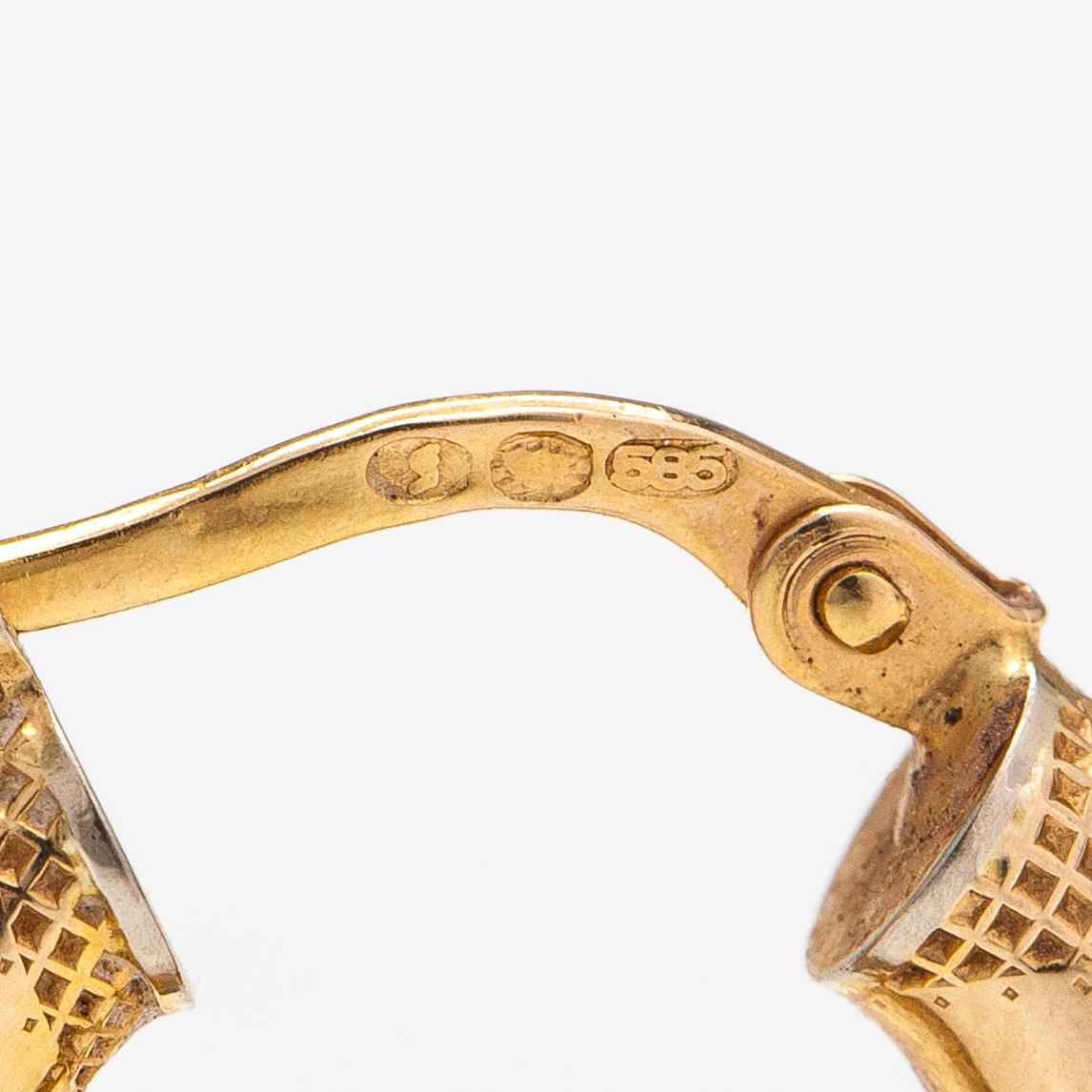 A pair of 14K ogld earrings. Unoaerre, Italy.