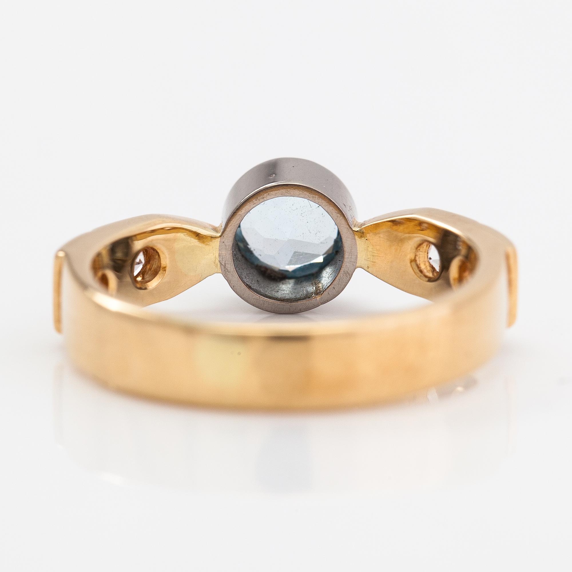 Sormus, 18K kultaa, topaasi ja safiireja. Invalidiliiton Järvenpään koulutuskeskus, Järvenpää 2010.