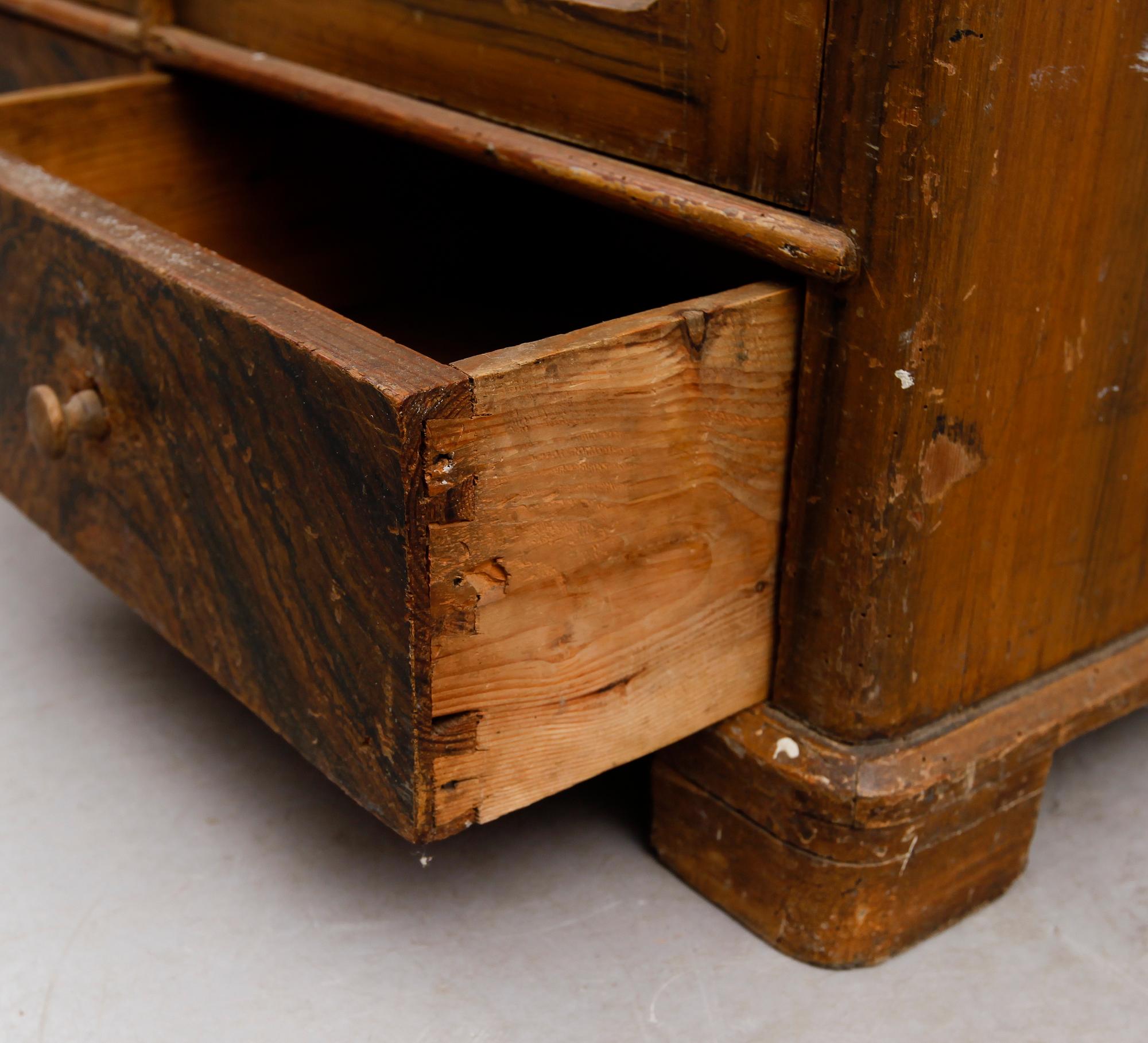 DOCKSKÅP, 1800-andra hälft.