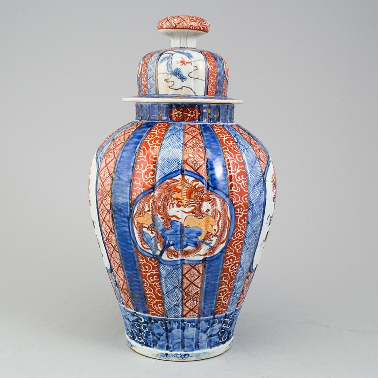 A JAPANESE JAR AND COVER, Imari, first half of the 20th century.