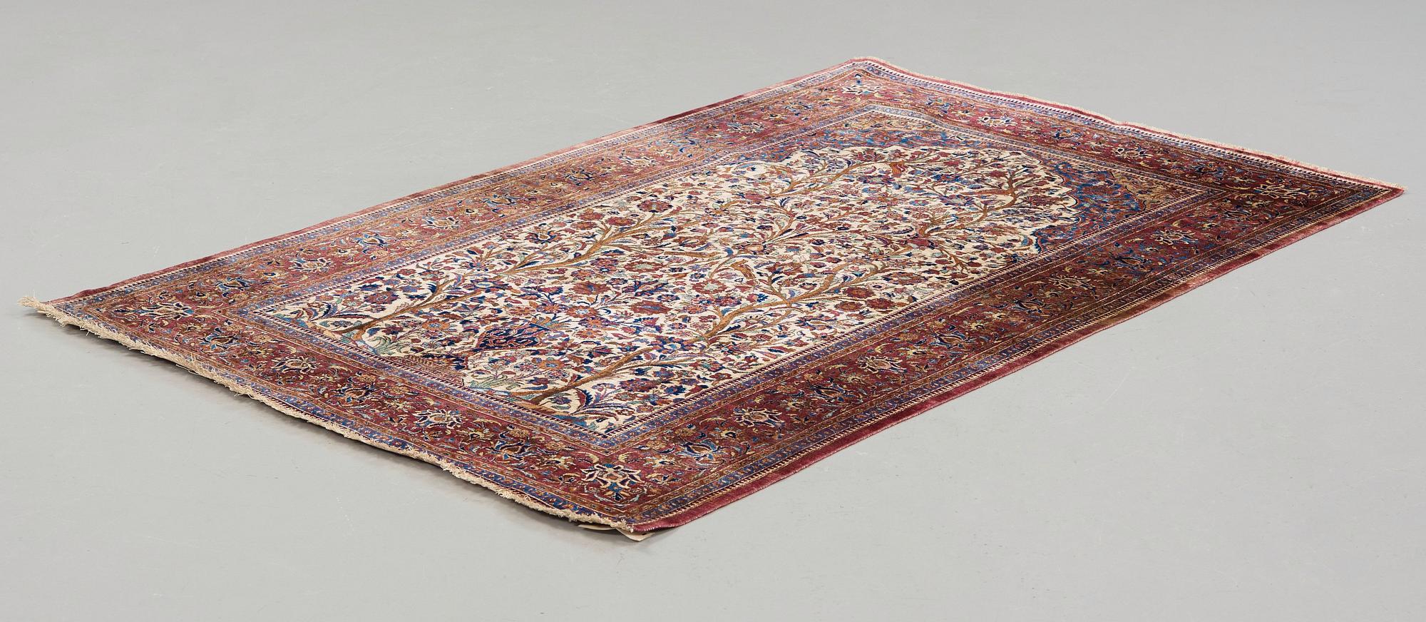 A RUG. A semi-antique silk Kashan. 205,5 x 131,5 cm.