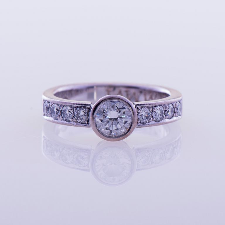 RING, 18K vitguld, briljantslipade diamanter. R. Nossenko, Helsingfors 2004. Vikt ca 5,1 g.