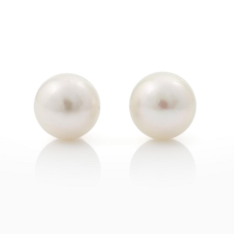Earrings in 18K white gold with cultured freshwater pearls.