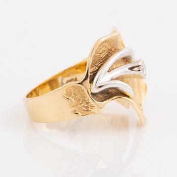 Ole Lynggaard, 18K gold and brilliant cut diamond ring.