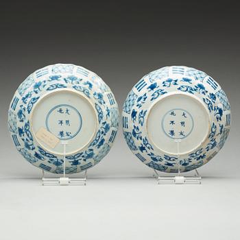 FAT, ett par, porslin. Qing dynastin, Kangxi (1662-1722).