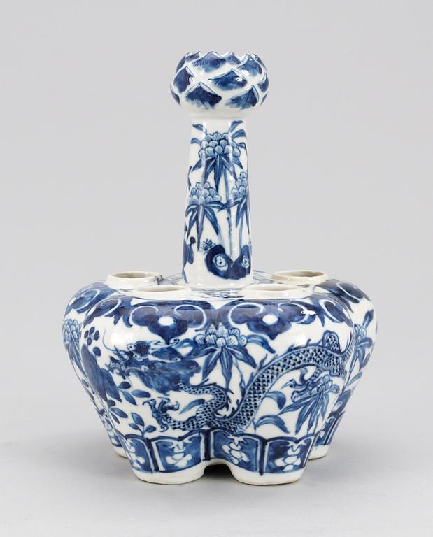 TULPANVAS, porslin. Sen Qing dynasti.