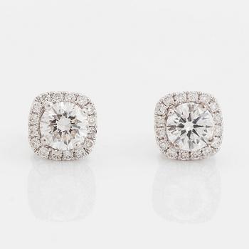 366. A pair of 18K white gold earrings with round brilliant-cut diamonds with a total weight of ca 1.30 cts.