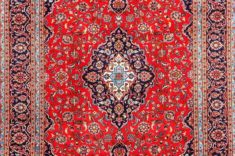 A Keshan carpet, c. 372 x 247 cm.