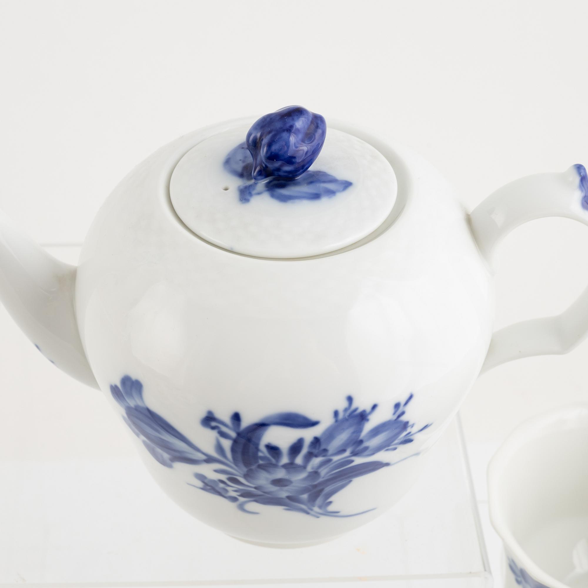 Sevisdelar, porslin, 83 delar, "Blå Blomst", Royal Copenhagen, Danmark.