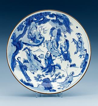1717. A blue and white charger, Qing dynasty, Kangxi (1662-1722). With hall mark.