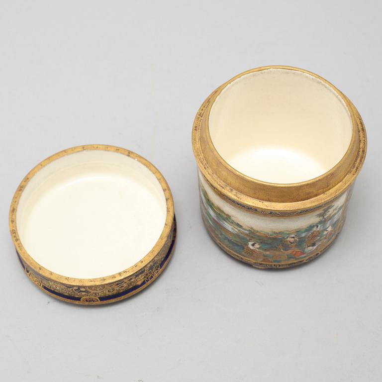 A Satsuma jar wit lid from Japan, Kinkozan tsukuru mark, made around year 1900.