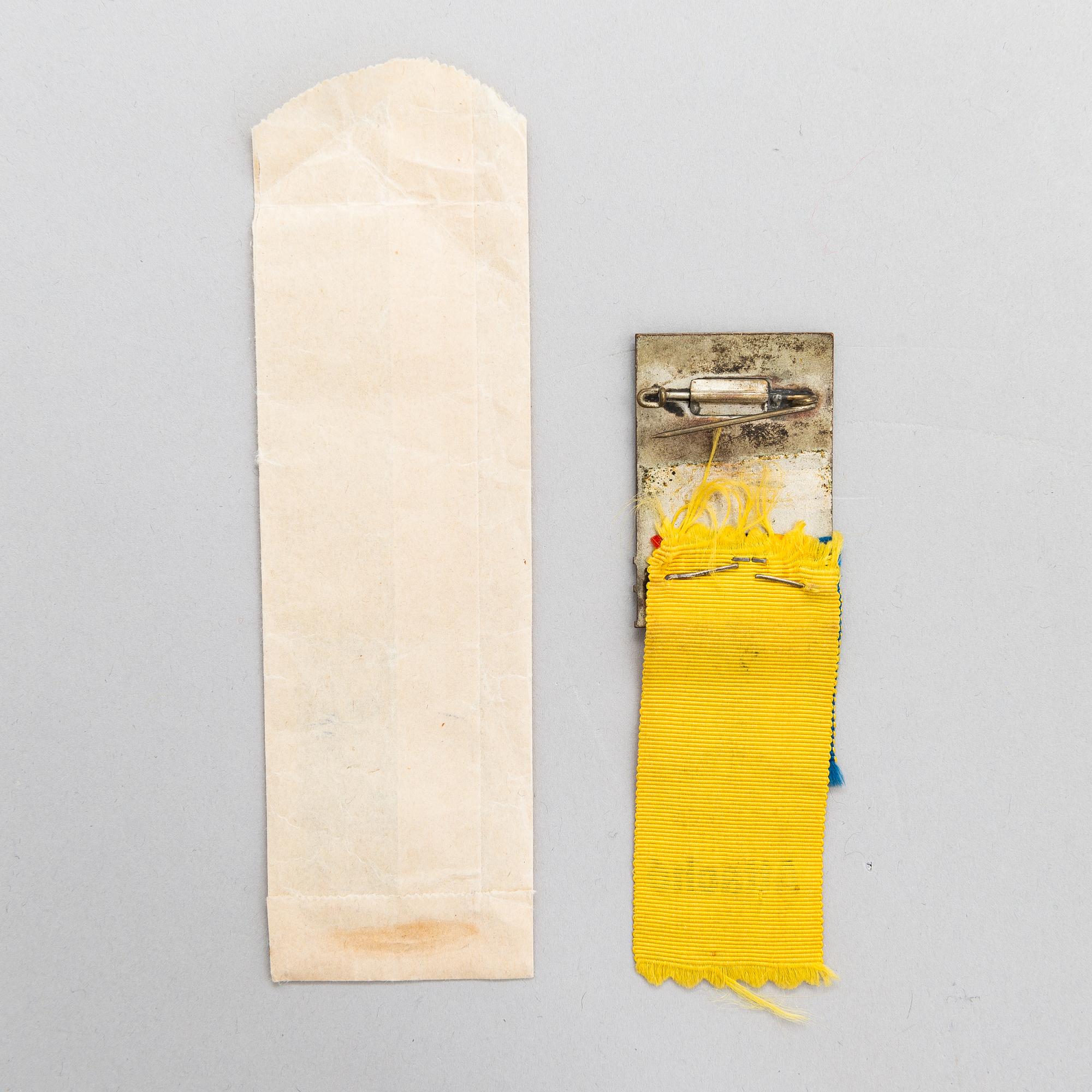 Participant medal, enamelled silver-plated metal. Summer Olympics Helsinki 1952. Finland.