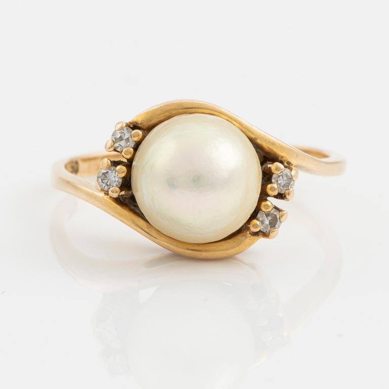 Ring, gold with pearl and small diamonds.