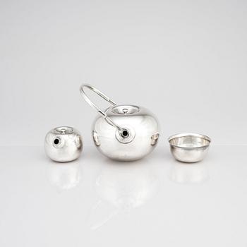 Vivianna Torun Bülow-Hübe, a silver plated brass tea service and tray, 5 pcs, Dansk International Designs.