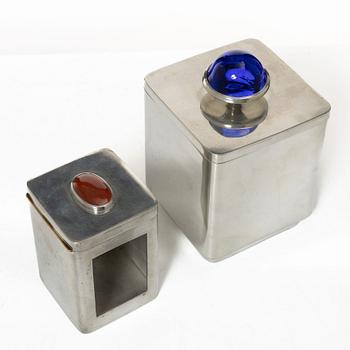 Firma Svenskt Tenn, burkar med lock, två stycken, tenn, Stockholm, 1953 respektive 2013.