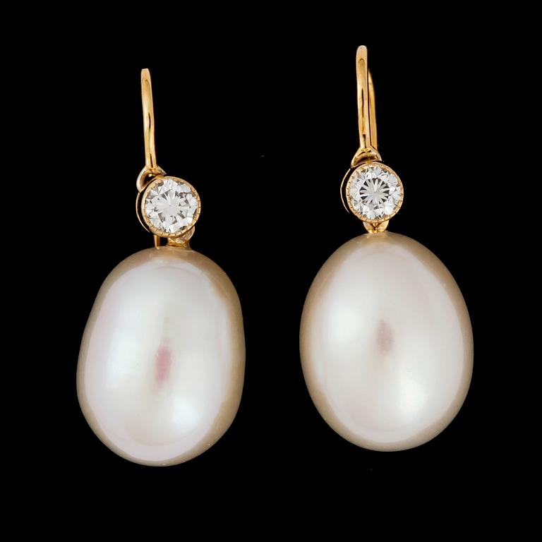 A pair of cultured fresh water pearl and brilliant cut diamond earrings, tot. 0.32 cts.