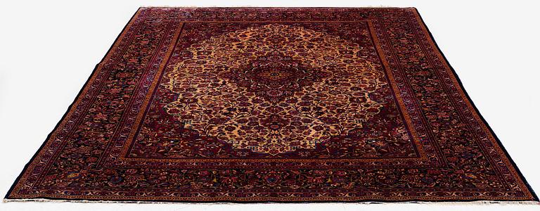 A semi-antique silk Kashan carpet, central Persia (Iran), c. 318,5 x 213,5 cm.