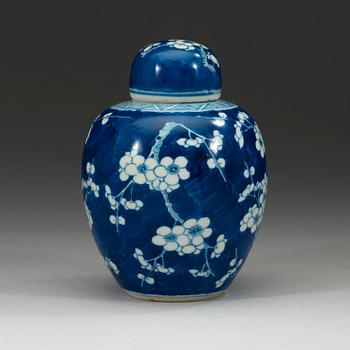 A blue and white "cracked ice" jar, Qing dynasty 18th Century.