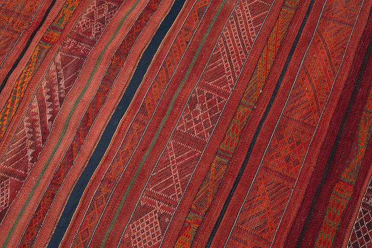 Kelim, approx. 340 x 180 cm.