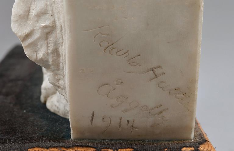 KAARLO HALTIA, marmoriveistos, signeerattu ja päivätty 1917.
