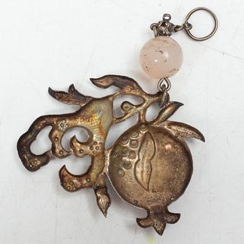 Amuletter, fyra stycken, vitmetall samt fyra hårsmycken delvis i silver, Kina, 1900-tal.