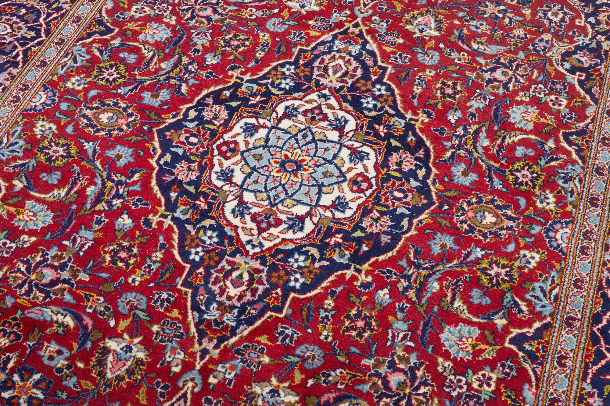 A Kashan carpet, c. 309 x 202 cm.