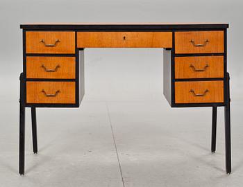 SKRIVBORD samt STOL, 1950-tal.