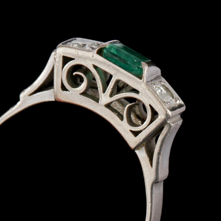 RING, 18K vitguld med 2 briljantslipade diamanter, 0.23 ct och smaragd, 0.57 ct, L Magnusson, Göteborg 1973. Vikt 4,7 g.