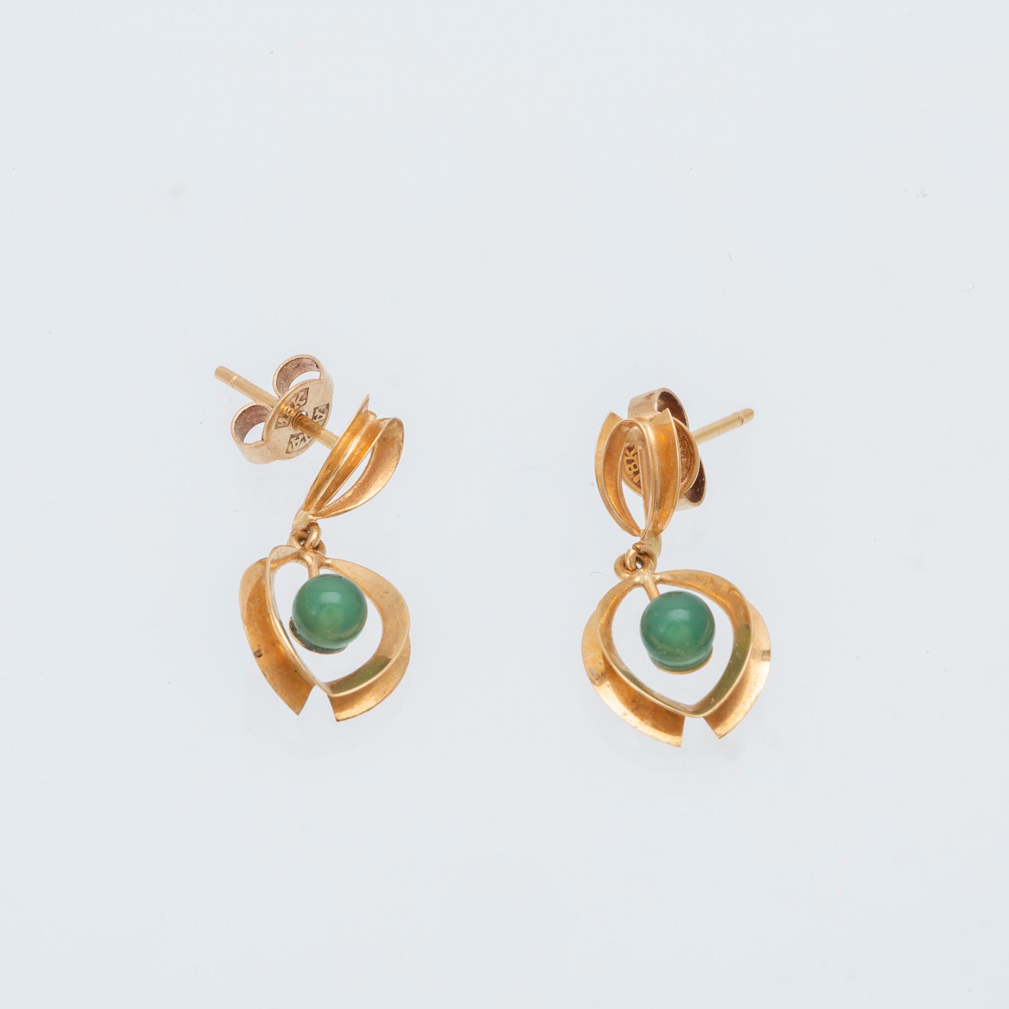 An 18K gold neckalce and a pair of earring set with green stones.