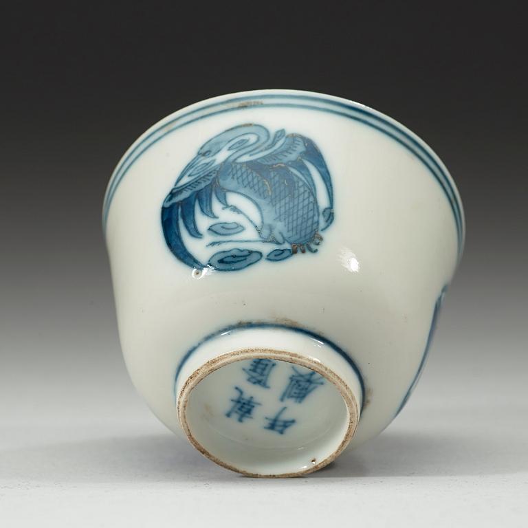 A blue and white Crane cup, Qing dynasty 19th century. With Qianlongs four characters mark.