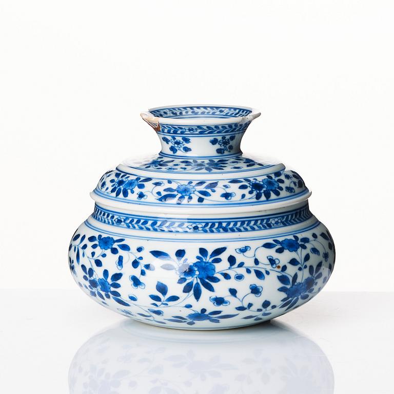 A blue and white vase, Qing dynasty, Kangxi (1662-1722).