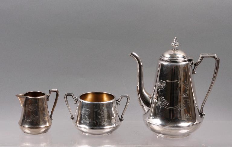 TOILETTEUPPSÄTTNING samt KAFFESERVIS, glas resp nysilver, bl a GAB, tidigt 1900-tal.